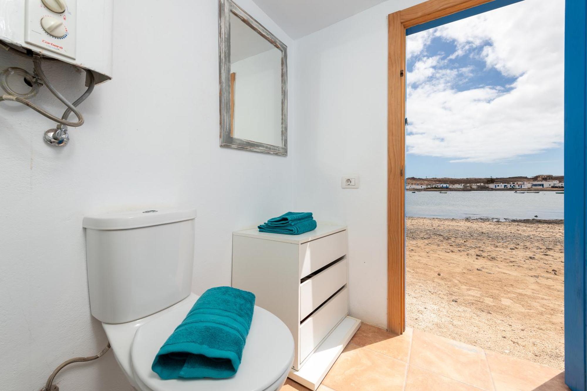 Cabin In Front Of Idyllic Majanicho Beach Exterior foto
